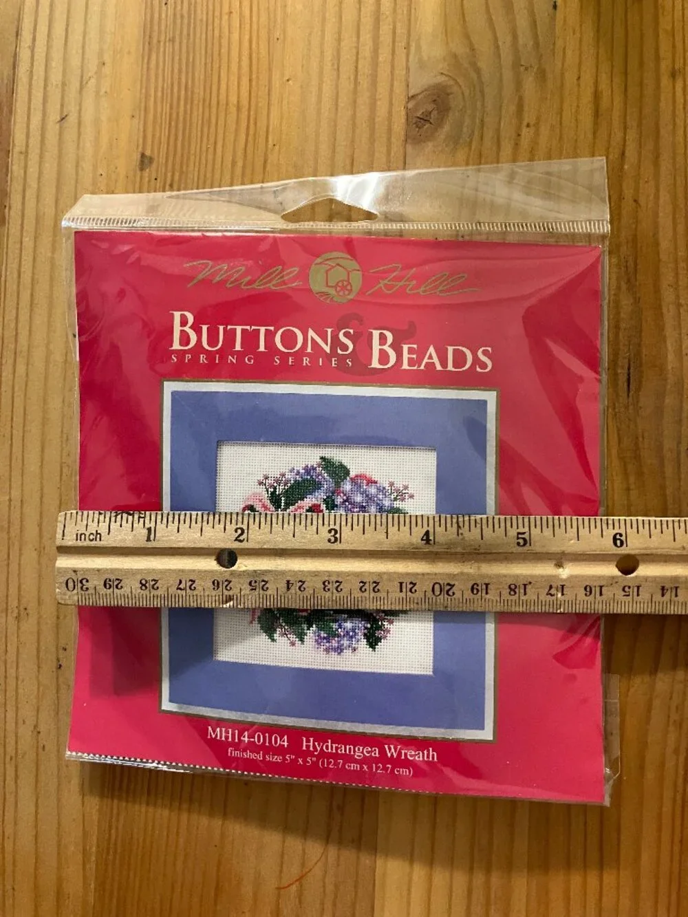 MILL HILL 2010 BUTTONS & BEADS SPRING SERIES: Hydrangea Wreath Size 5x5